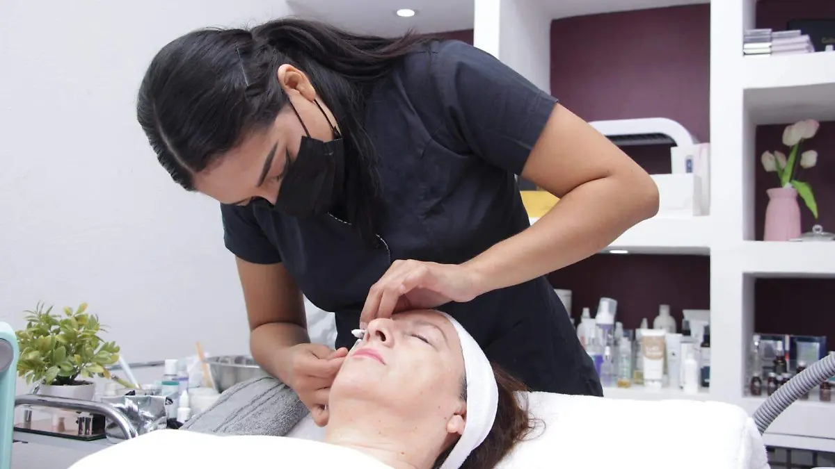 Mujer recibiendo tratamiento facial